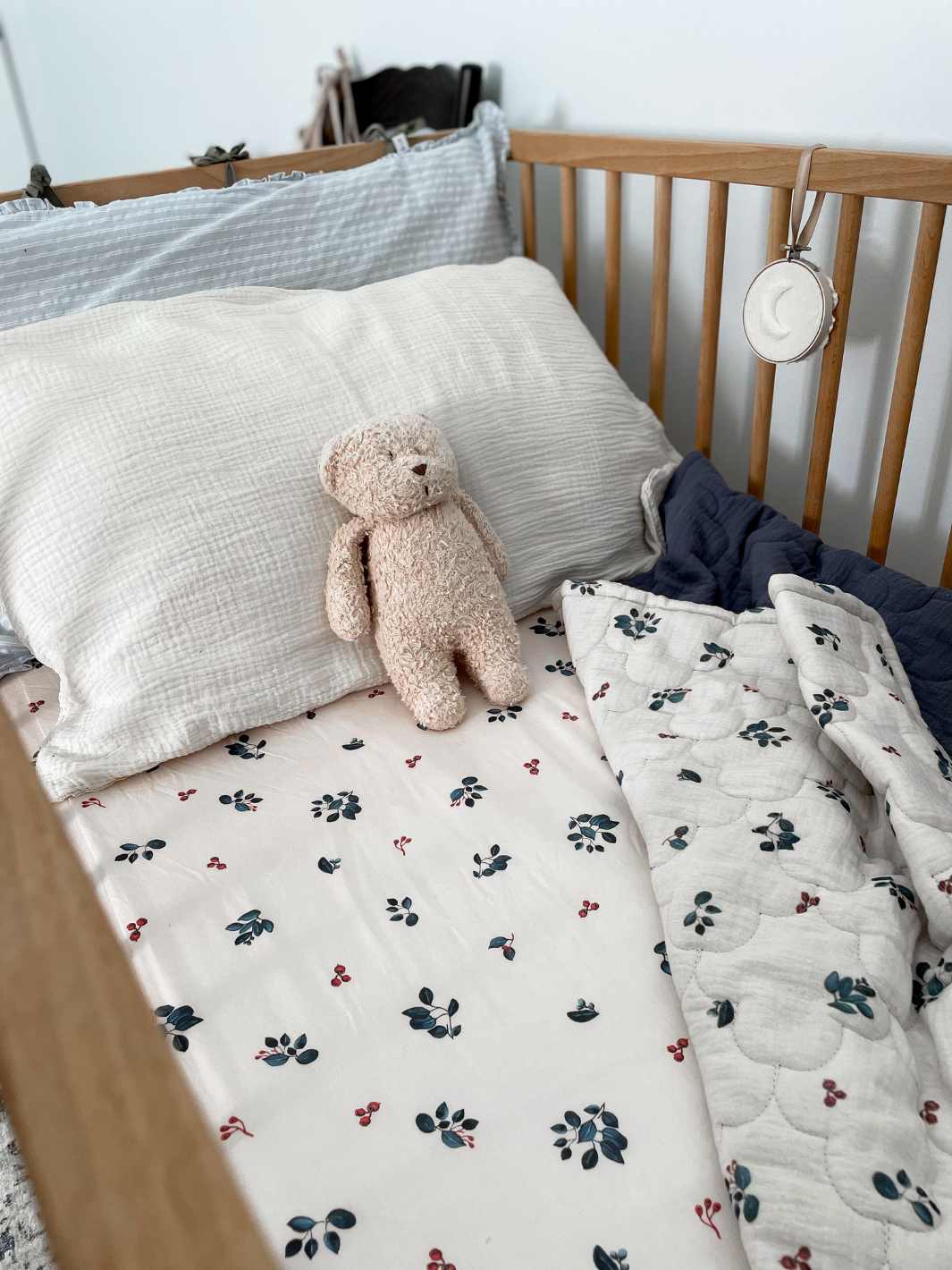 Waterproof cot sheet - Blue Bell